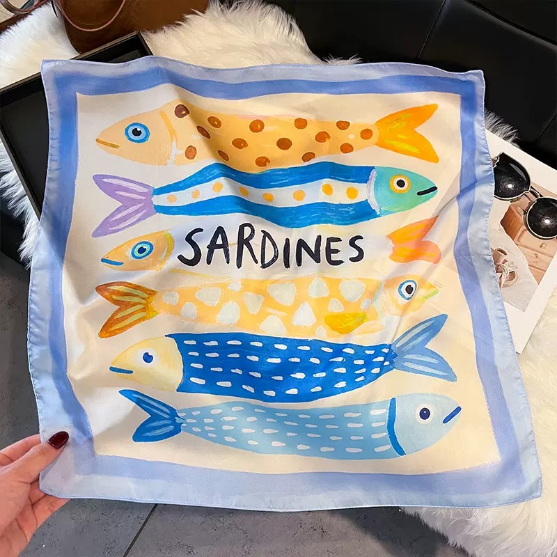 وشاح رأس حريري مربع بنقشة سمك  - مراجعة Silk Neck Scarf وسعره